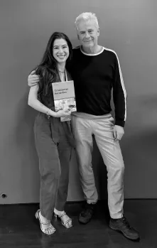 Participante e Prof. Martin Bohus, MD, PhD com o livro do tratamento
