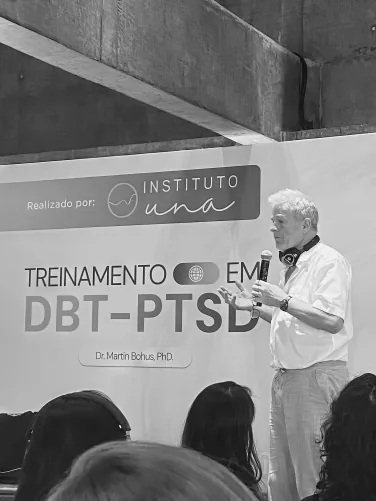 Painel do treinamento em DBT-PTSD com a marca do Instituto UNA