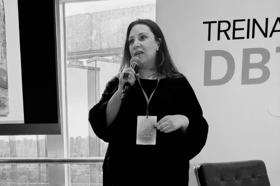 Participante ao microfone durante o treinamento