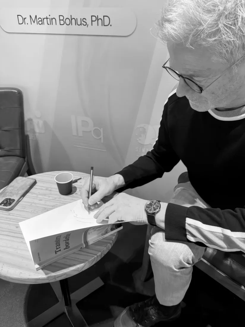 Prof. Martin Bohus, MD, PhD autografando o livro do tratamento